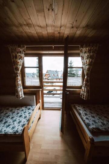 Фото номера Четырехместный номер с балконом Хостелы MTB Hostel г. Косцелиско 4